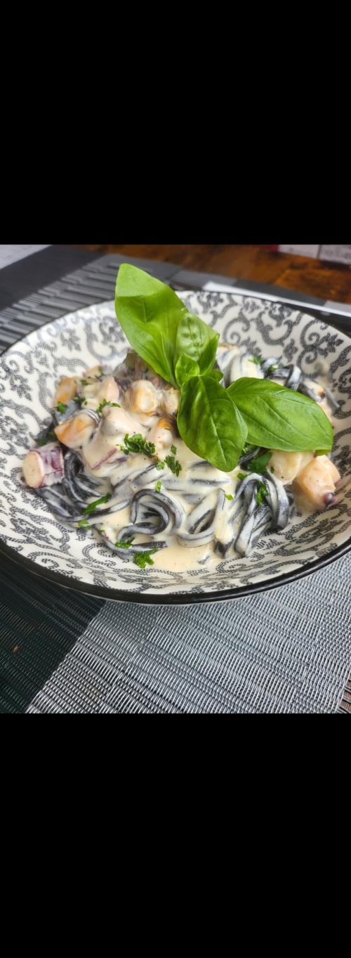 Photo de Tagliatelles encre de seiche aux fruits de mer